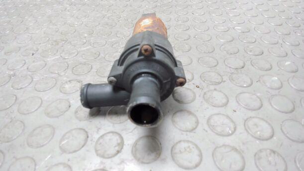 Foto: ZUSATZWASSERPUMPE eines VW Multivan T4 Si