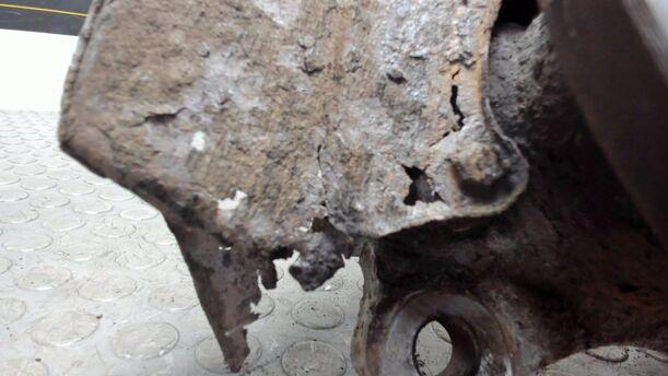 Foto: ACHSSCHENKEL VORNE RECHTS eines VW Multivan T4 Si