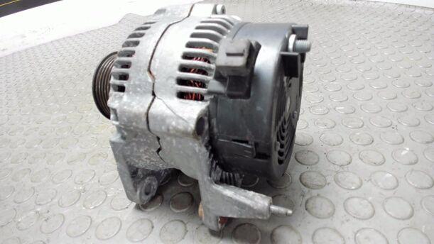 Foto: LICHTMASCHINE / GEENRATOR ( 90A ) eines VW Multivan T4 Si