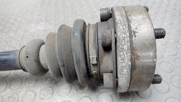 Foto: ANTRIEBSWELLE VORNE LINKS eines VW Multivan T4 Si