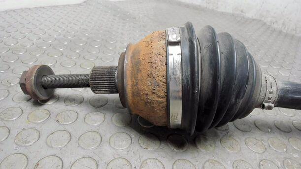 Foto: ANTRIEBSWELLE VORNE LINKS eines VW Multivan T4 Si