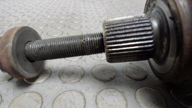 Foto: ANTRIEBSWELLE VORNE LINKS eines VW Multivan T4 Si