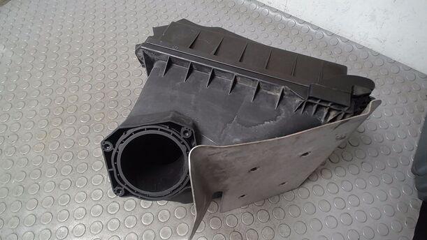 Foto: LUFTFILTERKASTEN eines Audi A4 1.6 Si