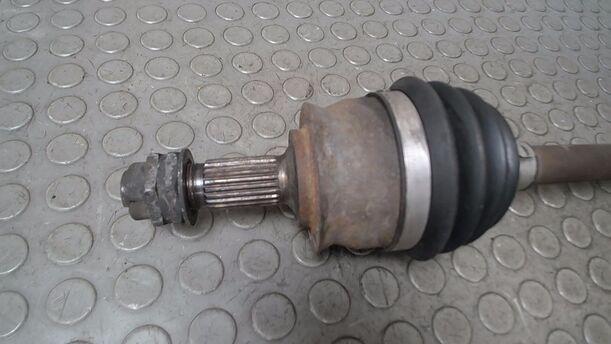 Foto: ANTRIEBSWELLE LINKS ( SCHALTGETRIEBE ) eines Fiat Panda 1.1 Si