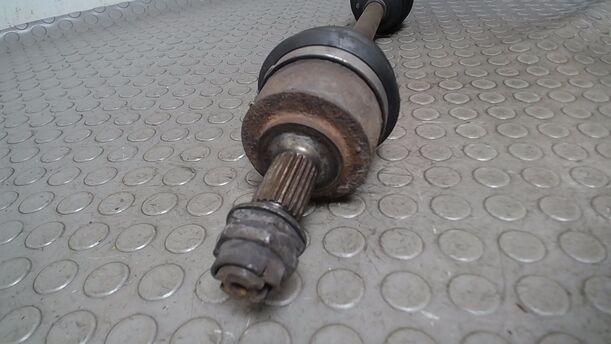 Foto: ANTRIEBSWELLE LINKS ( SCHALTGETRIEBE ) eines Fiat Panda 1.1 Si