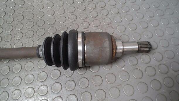 Foto: ANTRIEBSWELLE LINKS ( SCHALTGETRIEBE ) eines Fiat Panda 1.1 Si