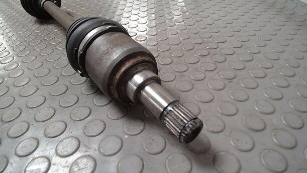 Foto: ANTRIEBSWELLE LINKS ( SCHALTGETRIEBE ) eines Fiat Panda 1.1 Si