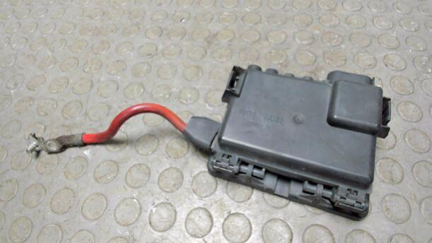 Foto: SICHERUNGSKASTEN BATTERIE / BATTERIEHALTER eines VW Multivan T4 TDI Si