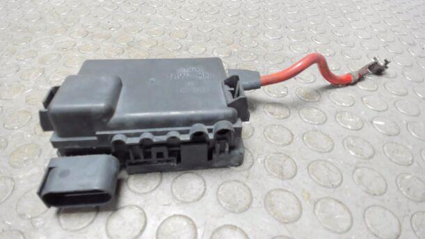 Foto: SICHERUNGSKASTEN BATTERIE / BATTERIEHALTER eines VW Multivan T4 TDI Si
