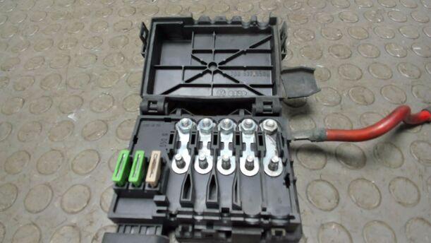 Foto: SICHERUNGSKASTEN BATTERIE / BATTERIEHALTER eines VW Multivan T4 TDI Si