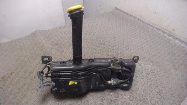 Foto: SCHEIBENWASCHBEHÄLTER eines Opel Omega Caravan 2.0 16V Si