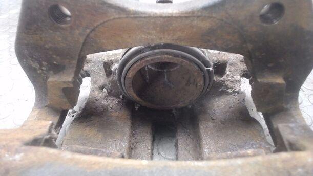 Foto: BREMSSATTEL VORNE LINKS eines Nissan Primera Traveller