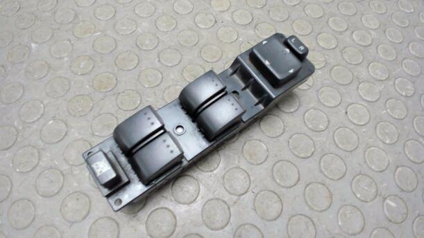 Foto: FENSTERHEBERSCHALTER VORNE LINKS eines Mazda 6 Sport Kombi 2.0 CD DPF Si
