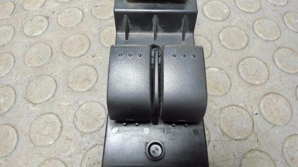 Foto: FENSTERHEBERSCHALTER VORNE LINKS eines Mazda 6 Sport Kombi 2.0 CD DPF Si