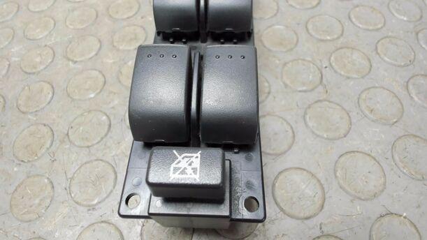 Foto: FENSTERHEBERSCHALTER VORNE LINKS eines Mazda 6 Sport Kombi 2.0 CD DPF Si