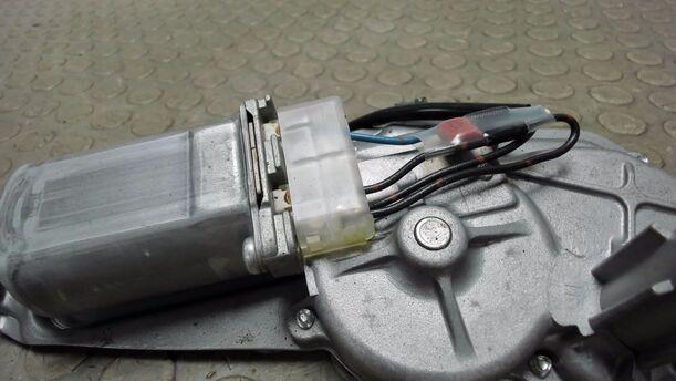 Foto: SCHEIBENWISCHERMOTOR HINTEN eines Mazda 6 Sport Kombi 2.0 CD DPF