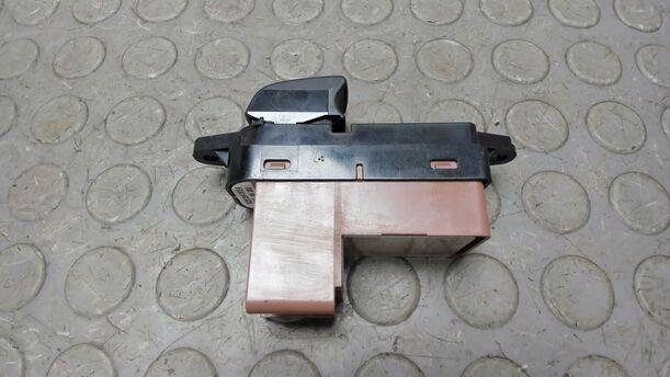 Foto: FENSTERHEBERSCHALTER eines Mazda 6 Sport Kombi 2.0 CD DPF