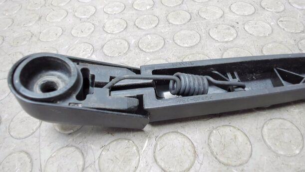 Foto: SCHEIBENWISCHERARME HINTEN eines Mazda 6 Sport Kombi 2.0 CD DPF