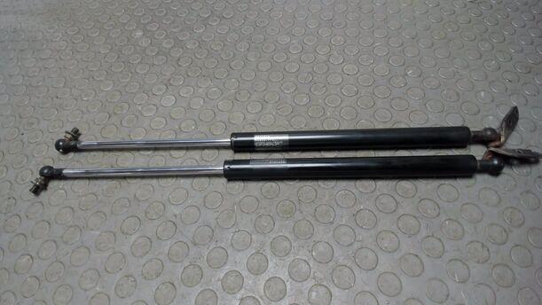 Foto: HECKKLAPPENDÄMPFERPAAR eines Mazda 6 Sport Kombi 2.0 CD DPF