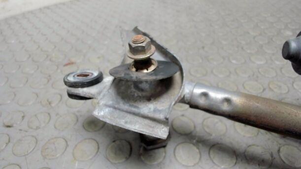 Foto: SCHEIBENWISCHERMOTOR VORNE eines Mazda 6 Sport Kombi 2.0 CD DPF Liftback