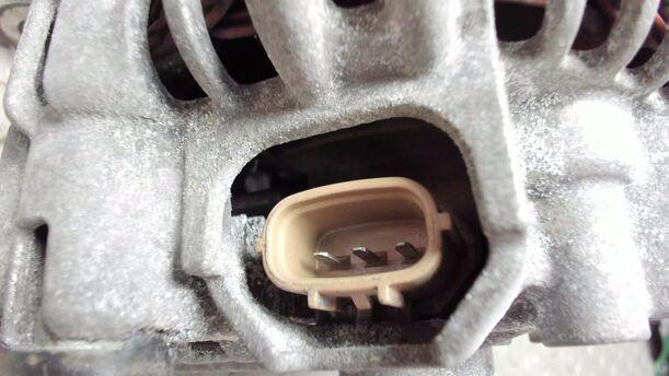 Foto: LICHTMASCHINE / GENERATOR ( 90A ) eines Mazda 6 Sport Kombi 2.0 CD DPF