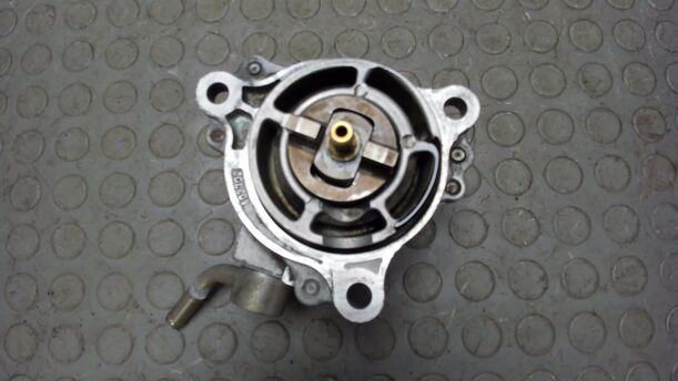 Foto: VAKUUMPUMPE / UNTERDRUCKPUMPE eines Mazda 6 Sport Kombi 2.0 CD DPF Liftback