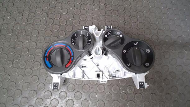 Foto: HEIZUNGSBETÄTIGUNG eines Fiat Panda 1.1 Liftback