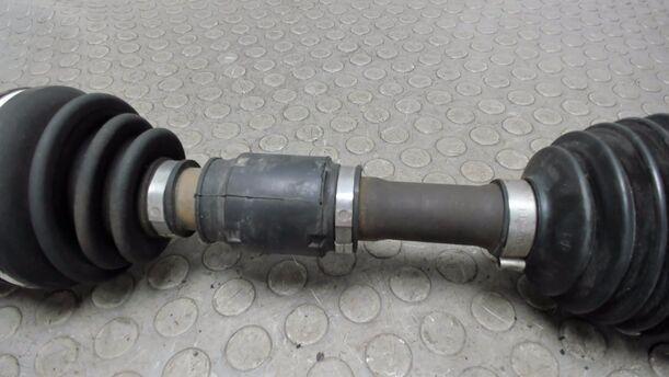 Foto: ANTRIEBSWELLE LINKS ( SCHALTGETRIEBE ) eines Mazda 6 Sport Kombi 2.0 CD DPF Liftback