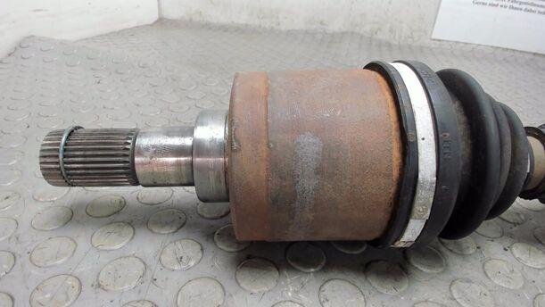 Foto: ANTRIEBSWELLE LINKS ( SCHALTGETRIEBE ) eines Mazda 6 Sport Kombi 2.0 CD DPF Liftback