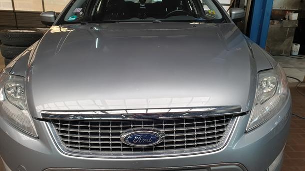 Foto: MOTORHAUBE eines Ford Mondeo Turnier 2.0 TDCi Si