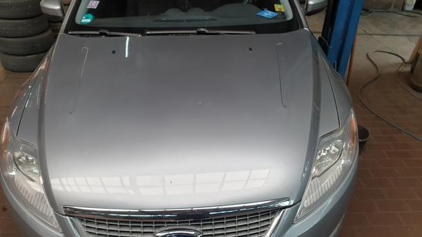 Foto: MOTORHAUBE eines Ford Mondeo Turnier 2.0 TDCi Si