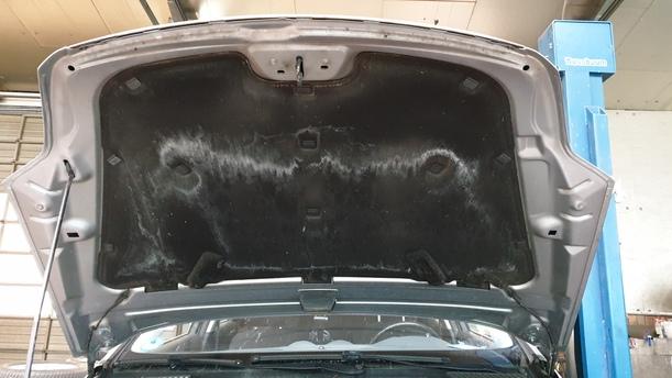 Foto: MOTORHAUBE eines Ford Mondeo Turnier 2.0 TDCi Si