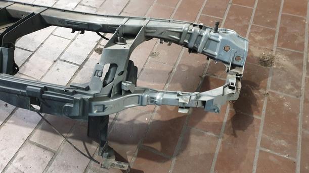 Foto: FRONTBLECH/ SCHLOSSTRÄGER eines Ford Mondeo Turnier 2.0 TDCi Si