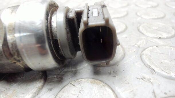 Foto: DIESELEINSPRITZDÜSE / DIESELEINSPRITZVENTIL eines Mazda 6 Sport Kombi 2.0 CD DPF Si