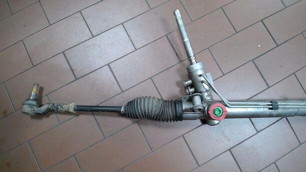 Foto: SERVOLENKUNG/ LENKGETRIEBE eines Ford Mondeo Turnier 2.0 TDCi Liftback