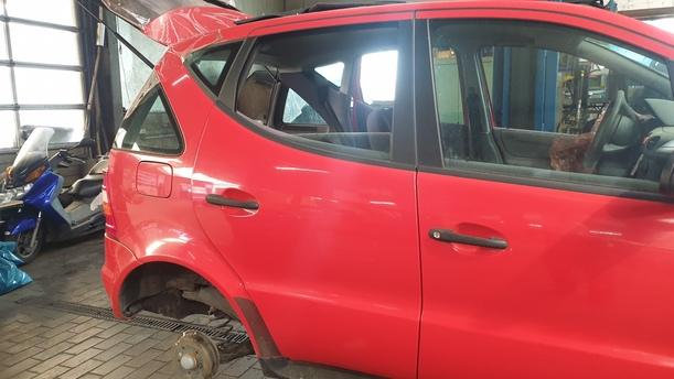 Foto: TÜR HINTEN RECHTS eines Mercedes-Benz A 140 Liftback