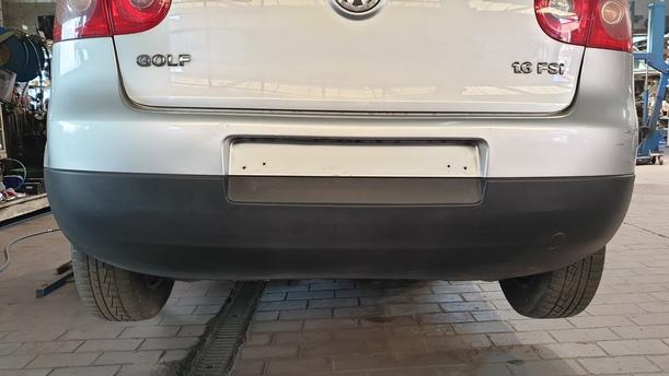 Foto: STOSSFÄNGER / STOßSTANGE HINTEN eines VW Golf 1.6 FSI SX