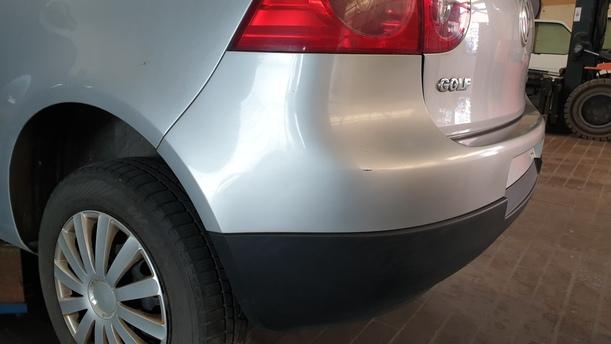 Foto: STOSSFÄNGER / STOßSTANGE HINTEN eines VW Golf 1.6 FSI SX
