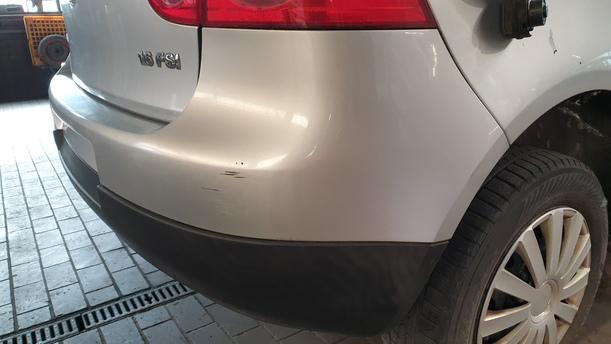 Foto: STOSSFÄNGER / STOßSTANGE HINTEN eines VW Golf 1.6 FSI SX