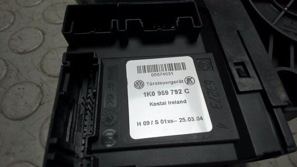 Foto: FENSTERHEBERMOTOR VORNE LINKS ( 2/3 TÜRER ) eines VW Golf 1.6 FSI SX