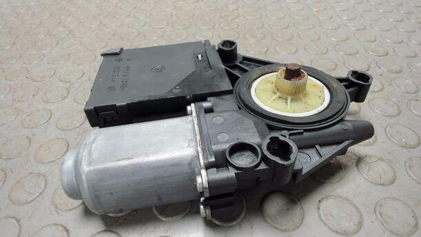 Foto: FENSTERHEBERMOTOR VORNE LINKS ( 2/3 TÜRER ) eines VW Golf 1.6 FSI SX