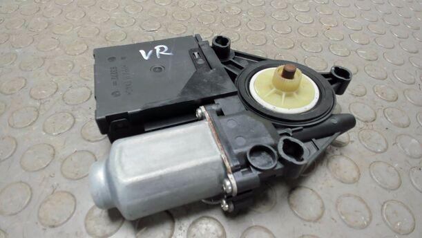 Foto: FENSTERHEBERMOTOR VORNE RECHTS ( 2/3 TÜRER ) eines VW Golf 1.6 FSI SX