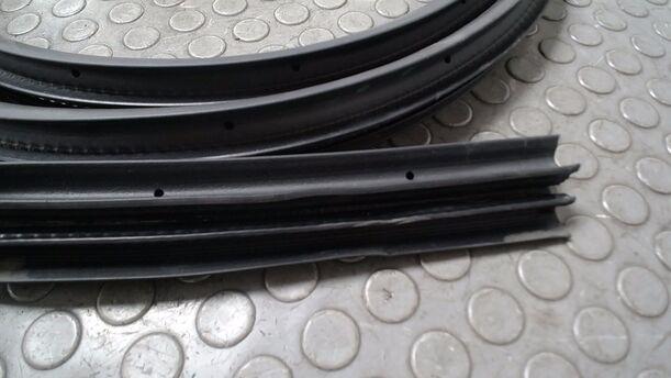 Foto: TÜRDICHTUNG VORN RECHTS ( TURNIER ) eines Ford Mondeo Turnier 2.0 TDCi
