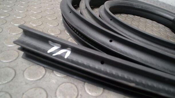 Foto: TÜRDICHTUNG VORN LINKS ( TURNIER ) eines Ford Mondeo Turnier 2.0 TDCi