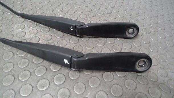 Foto: SCHEIBENWISCHERARME VORN eines Ford Mondeo Turnier 2.0 TDCi