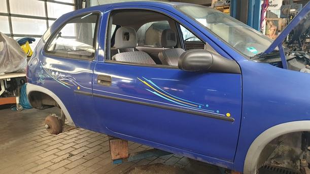 Foto: TÜR VORN RECHTS (2/3-TÜRER) eines Opel Corsa