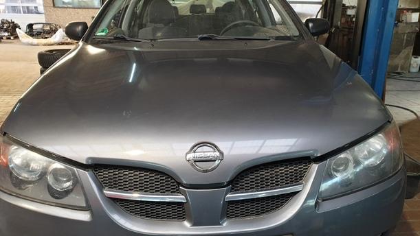 Foto: MOTORHAUBE eines Nissan Almera 1.5 dCi