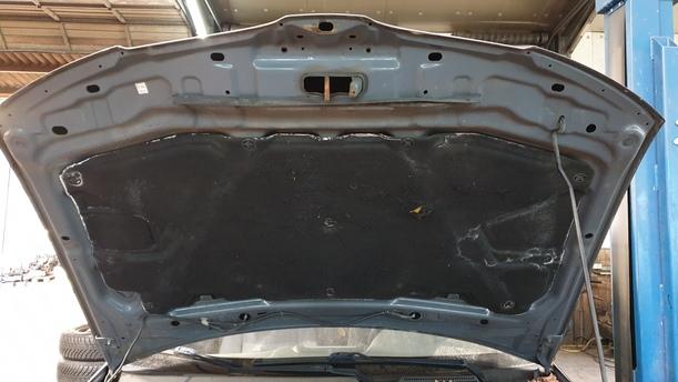 Foto: MOTORHAUBE eines Nissan Almera 1.5 dCi