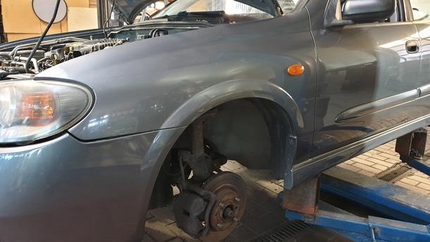 Foto: KOTFLÜGEL LINKS eines Nissan Almera 1.5 dCi