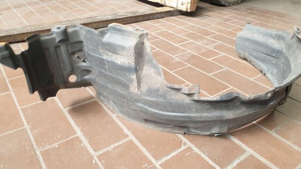Foto: RADHAUSSCHALE / INNENKOTFLÜGEL VORN LINKS eines Nissan Almera 1.5 dCi